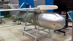 Bom FAB-1500-M54 nặng 1,5 tấn với mô-đun điều khiển UMPK. Ảnh TopWar