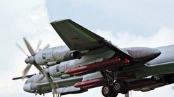 Máy bay ném bom chiến lược Tu-95MSM mang tên lửa hành trình tầm xa Kh-101. Ảnh TopWar