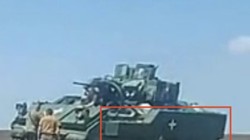 Xe chiến đấu bộ binh (IFV) M2A2 Bradley của quân đội Ukraine được trang bị thêm giáp phản ứng nổ và thiết bị chống UAV. Ảnh Mạng xã hội Ukraine.