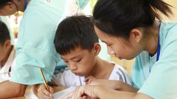 Các giảng viên nhiệt tình chỉ dẫn cho các em trong suốt buổi học 