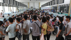 Những công nhân nộp đơn xin làm việc theo ca tại nhà máy Foxconn ở Hà Nam (Ảnh: Dickson Lee)