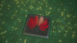 Hình minh họa logo Huawei trên một con chip gắn vào bảng mạch máy tính (Ảnh: SCMP)