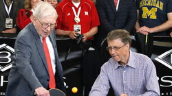 Warren Buffett và Bill Gates tại cuộc họp cổ đông thường niên của Berkshire Hathaway (Ảnh: Business Insider)