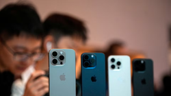 Các mẫu iPhone 15 Pro tại một cửa hàng Apple ở Thượng Hải, Trung Quốc (Ảnh: Reuters)