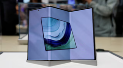 Điện thoại thông minh gập ba mới của Huawei Mate XT được trưng bày trong tủ kính tại một cửa hàng của Huawei ở Bắc Kinh, Trung Quốc (Ảnh: SCMP)