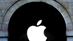 Logo của Apple được chụp trong một cửa hàng Apple ở Paris (Ảnh: Reuters)