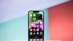 Mẫu iPhone 14 có thể trông khá giống với chiếc iPhone SE thế hệ tiếp theo (Ảnh: The Verge)