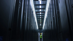 Một nhân viên kiểm tra thiết bị tại trung tâm dữ liệu China Mobile ở tỉnh Quý Châu, tây nam Trung Quốc (Ảnh: SCMP)