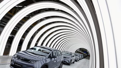 Xe điện được chụp bên trong nhà máy sản xuất xe điện đầu tiên của BYD tại Đông Nam Á (Ảnh: Reuters)