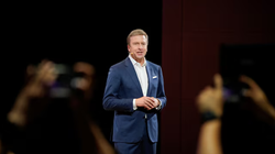 Chủ tịch Hội đồng quản trị của BMW AG Oliver Zipse tham dự một sự kiện tại triển lãm ô tô Thượng Hải (Ảnh: Reuters)