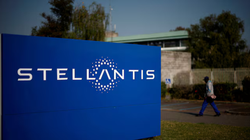 Logo của Stellantis bên ngoài tòa nhà của công ty tại Chartres-de-Bretagne gần Rennes, Pháp (Ảnh: Reuters)