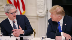 Tổng giám đốc điều hành Apple Tim Cook trò chuyện với cựu Tổng thống Hoa Kỳ Donald Trump (Ảnh: Reuters)