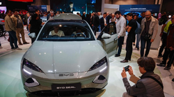 Khách tham quan xem xe điện BYD Seal tại Triển lãm ô tô Paris, ngày 15 tháng 10 năm 2024 (Ảnh: SCMP)