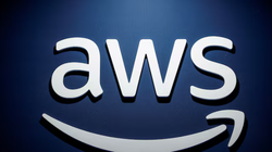 Logo của Amazon Web Services (AWS) được nhìn thấy tại Paris, Pháp (Ảnh: Reuters)