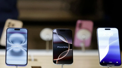 Dòng iPhone mới nhất của Apple được trưng bày tại một cửa hàng Apple ở Grand Central Terminal, New York. Ảnh: Reuters.