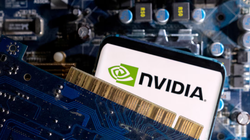 Logo NVIDIA được đặt trên bo mạch chủ máy tính (Ảnh: Reuters)