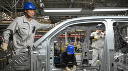 Nhân viên làm việc trên dây chuyền sản xuất xe điện tại nhà máy Leapmotor ở Kim Hoa, tỉnh Chiết Giang, miền đông Trung Quốc. Ảnh: SCMP.