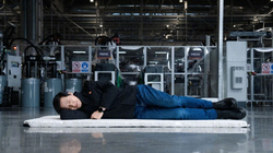 Bài đăng trên mạng xã hội của giám đốc điều hành Xiaomi Lei Jun, cho thấy ông đang ngủ trên sàn nhà máy tương tự như Elon Musk. Ảnh: SCMP.