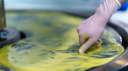 Một nhân viên tại xưởng của TankeBlue Semiconductor, một công ty có trụ sở tại Bắc Kinh chuyên về chất bán dẫn thế hệ thứ ba. Ảnh: Reuters.