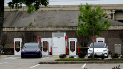 Xe điện Tesla (EV) sạc nhanh bằng Tesla Superchargers tại một trung tâm du lịch. Ảnh: Reuters.