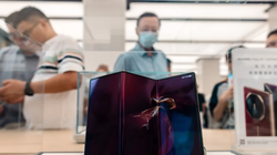 Khách hàng xem điện thoại thông minh Mate XT mới được trưng bày tại cửa hàng Huawei ở Thượng Hải. Ảnh: SCMP