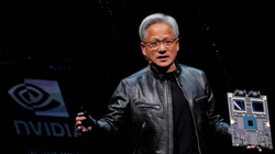 CEO của Nvidia Jensen Huang giới thiệu nền tảng Blackwell của công ty tại một sự kiện ở Đài Loan. Ảnh: SCMP.