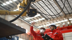 Các kỹ thuật viên kiểm tra một robot hàn tại xưởng đường ống của Công ty Kỹ thuật Dầu khí Ngoài khơi Trung Quốc ở Thiên Tân. Ảnh: SCMP.