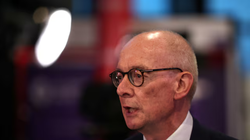 Điều phối viên Chiến dịch Quốc gia của Đảng Lao động Anh, Pat McFadden, tham gia một cuộc phỏng vấn trên truyền hình ở Liverpool, Anh. Ảnh: Reuters.