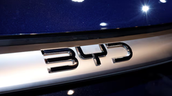 Logo của BYD trong buổi ra mắt BYD eMAX 7. Ảnh: Reuters.