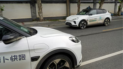 Một chiếc xe không người lái của Apollo Go, dịch vụ taxi robot của Baidu. Ảnh: SCMP.