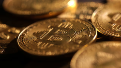 Giá Bitcoin chính thức cán mốc 100.000 USD. Ảnh: Reuters.