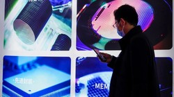 Biển quảng cáo công nghệ bán dẫn được nhìn thấy tại hội chợ thương mại SEMICON China ở Thượng Hải. Ảnh: SCMP.