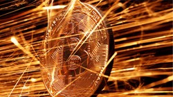 Bitcoin dần trở thành loại hình thanh toán mới của các thương hiệu xa xỉ. Ảnh: Reuters.