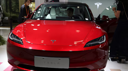 Mẫu xe Model 3 của Tesla được trưng bày tại Hội chợ Thương mại Dịch vụ Quốc tế Trung Quốc (CIFTIS) ở Bắc Kinh. Ảnh: Reuters.