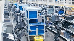 Robot hình người UBTech thực hiện các nhiệm vụ trong nhà máy Zeekr EV. Ảnh: SCMP.