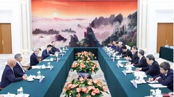 Phó thủ tướng Trung Quốc He Lifeng (bên phải) trong cuộc thảo luận với CEO Nvidia Jensen Huang tại Bắc Kinh ngày 17 tháng 4 năm 2025. Ảnh: SCMP.