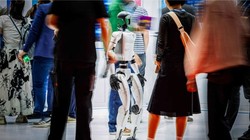 Khách tham quan tương tác với robot hình người AI của Unitree tại Hội nghị thượng đỉnh toàn cầu AI for Good của Liên minh Viễn thông Quốc tế (ITU) tại Geneva . Ảnh: SCMP.