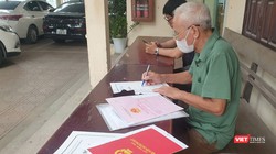 Người dân ở Hà Nội đi làm hồ sơ tách thửa đất. Ảnh: Lệ Chi