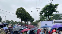 Video: Hàng nghìn người xếp hàng dưới mưa để nộp hồ sơ mua nhà ở xã hội tại Hà Nội