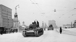 Từ Quảng trường Đỏ, Hồng quân Liên Xô đi thẳng ra chiến trường (Ảnh: AiF)