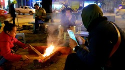 Nhóm lửa là một cách để các tiểu thưởng kinh doanh trên vỉa hè sưởi ấm. 