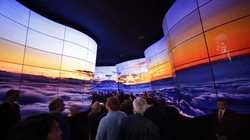 Mẫu TV dẻo của LG thu thút rất nhiều sự chú ý của khách thăm quan tại CES 2018 vừa qua. Nguồn: Digital Trends