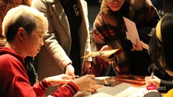 Ca sĩ Karik ký tặng fan hâm mộ