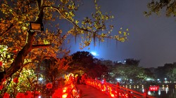 Cầu Thê Húc rực rỡ trong đêm giao thừa