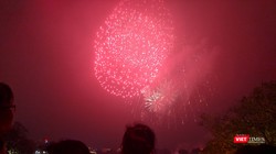 Người dân háo hức với màn bắn pháo hoa