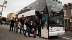 Nhiều chuyến xe buýt chuyên chở nhân viên Apple và Google đi làm đã trở thành nạn nhân của vụ xả súng. Nguồn: PatentlyApple