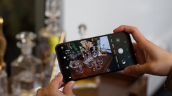 P20 Pro là smartphone đầu tiên trên thế giới với cụm 3 camera phía sau. Nguồn: CNET