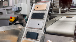 Cứ mỗi 100.000 chiếc iPhone được tái chế, Apple thu lại được 1900 kg nhôm; 0,97kg vàng; 7,5 kg bạc; 710 kg đồng và một khối lượng lớn các nguyên tố hiếm khác. Nguồn: Fores