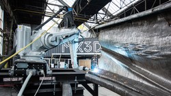 Robot 6 trục đang thực hiện công việc in 3D từ thép nóng chảy. Nguồn: Dezeen