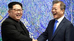Chủ tịch Triều Tiên Kim Jong Un vui vẻ bắt tay Tổng thống Hàn Quốc Moon Jae-in tại khu phi quân sự (DMZ). Nguồn: Reuters